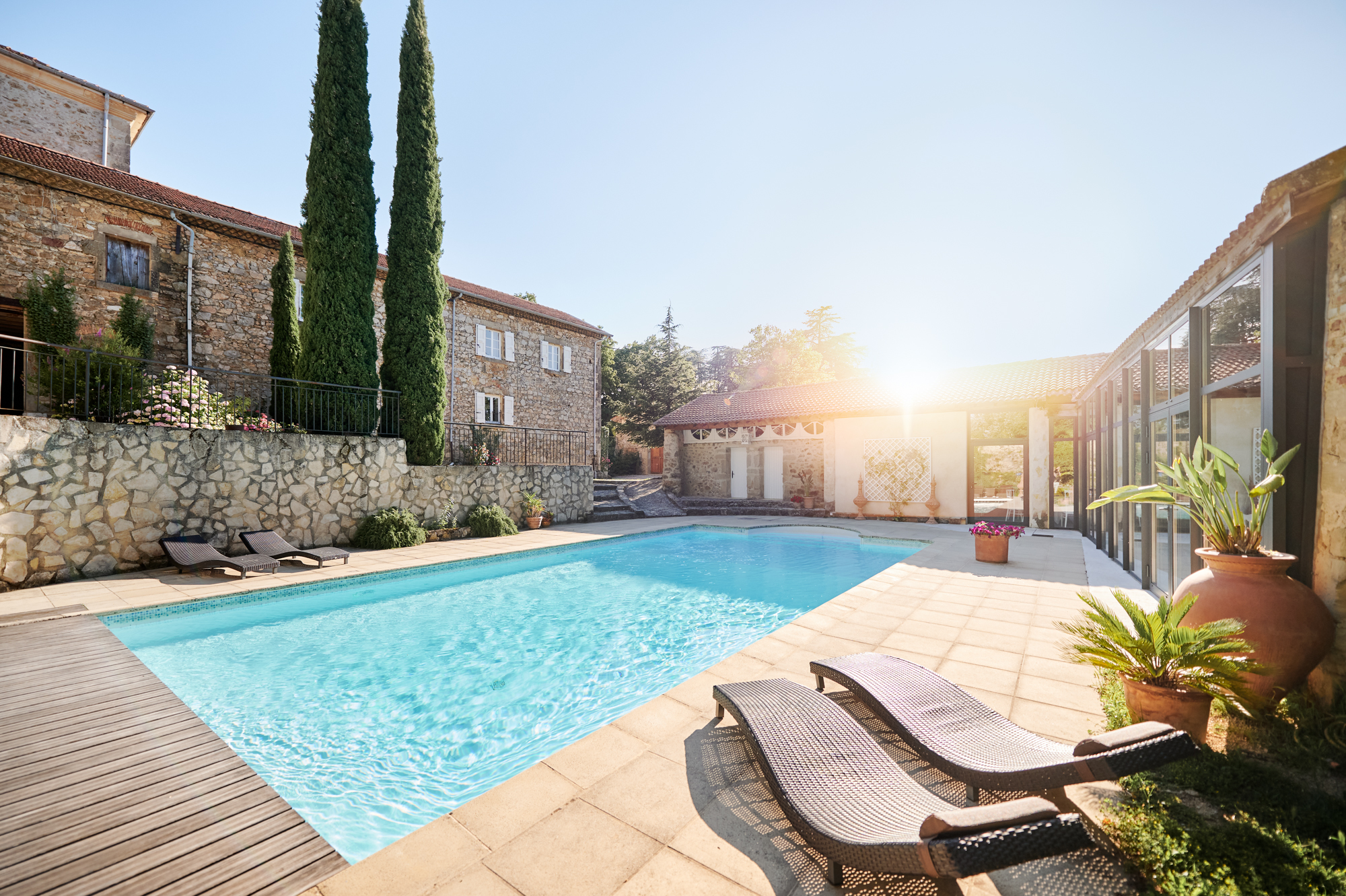 coucher de soleil sur la piscine au chateau