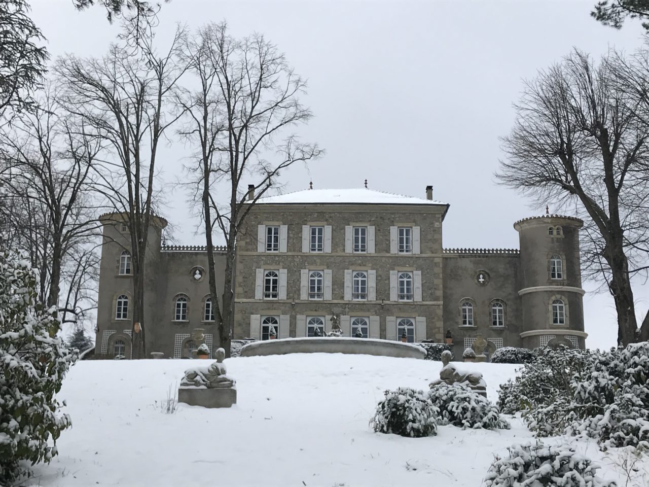 Beauté du paysage enneigé au Château Chavagnac Château Chavagnac chambres d'hotes et gites Beauté du paysage enneigé au Château Chavagnac Château Chavagnac chambres d'hotes et gites